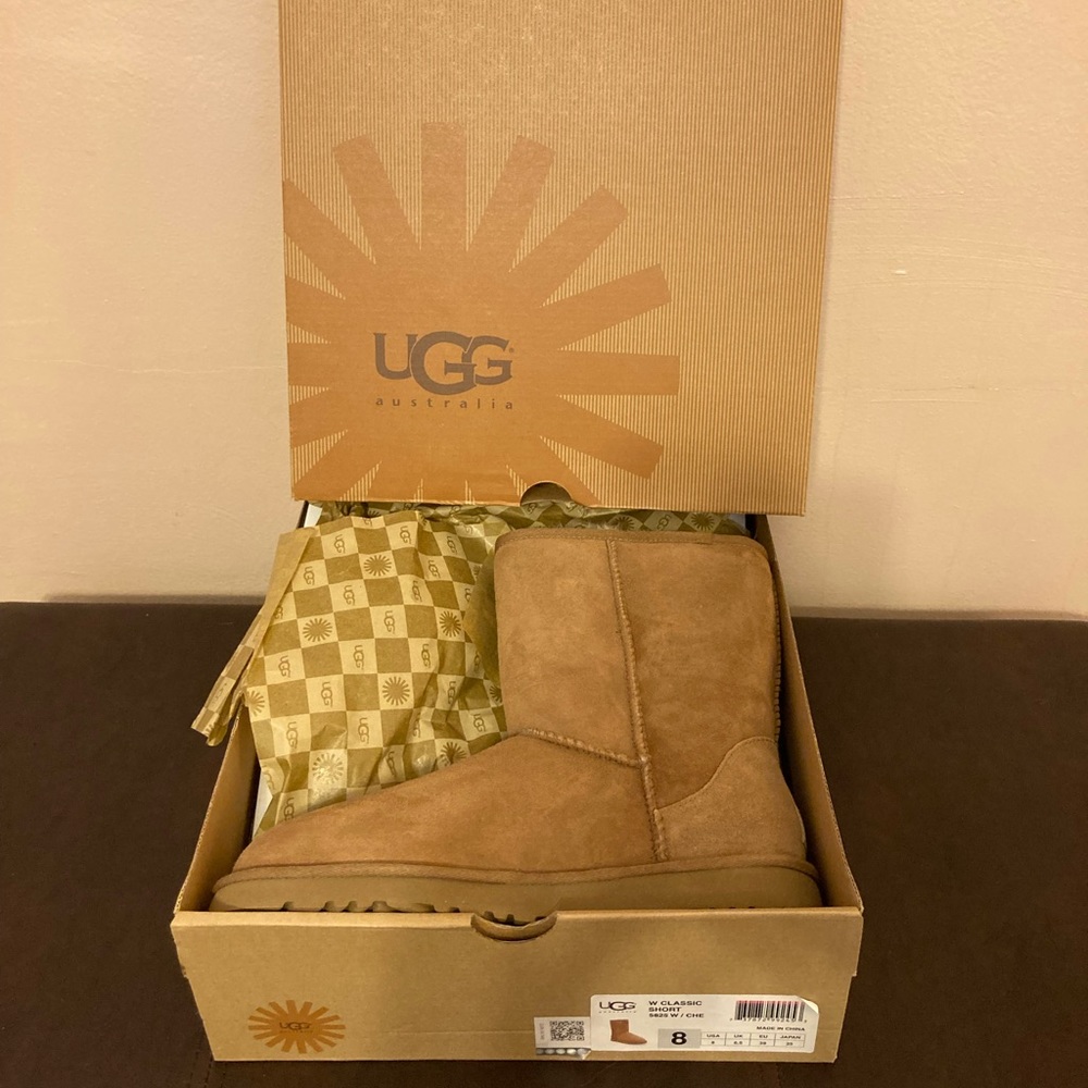 Brand NWT & box UGG classic short in chestnut